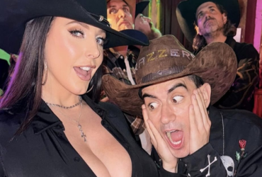 Angela White junto a Jordi El Niño Polla en los premios Pornhub 2025.