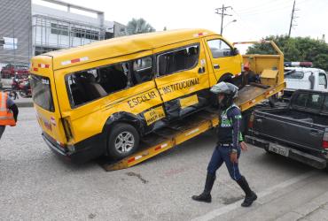 Así quedó el bus escolar luego del accidente.
