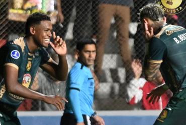 Festejo del gol de Mushuc Runa: Elián Caicedo y Bryan Daniel Bentaberry
