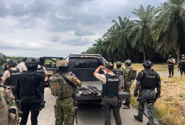 Los sujetos estaban con capuchas y armas de fuego. Una persona fue aprehendida.
