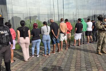 Entre hombres y mujeres están los detenidos del operativo de la Policía Nacional.