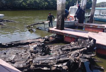 Embarcaciones destruidas tras atentado en Puerto El Morro, en Guayaquil.