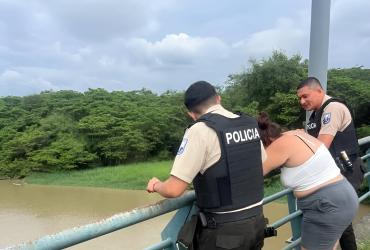 Policías evitaron una tragedia en Esmeraldas.