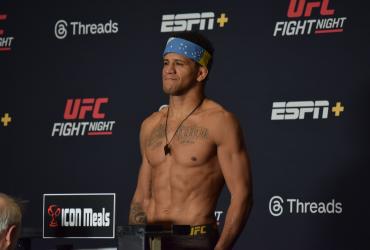 Gilbert Burns dio 170 libras en la balanza.