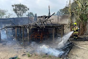 Así quedó la vivienda incendiada por el condenado en Atacames.