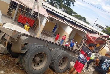 Tráiler se chocó contra un motel en Daule