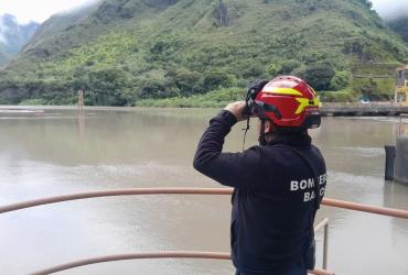 PAREJA CAYÓ DE PUENTE EN BAÑOS