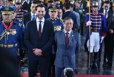 Gustavo Petro junto al presidente de la Asamblea de Ecuador, Niels Olsen.