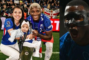 Moisés Caicedo en familia unidos por la camiseta del Chelsea.