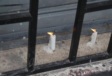 En el sitio del ataque, en el sur de Guayaquil, fueron colocadas velas en honor de los fallecidos.
