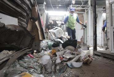 Trabajadores se encargaron de la recolección de escombros tras el atentado en la Bahía.
