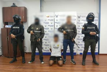 Policía en Zamora detiene a dos sujetos implicados en expendio de drogas.