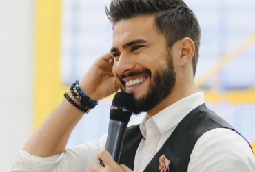 El presentador Carlos Scavone.