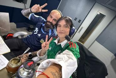 Marc Crosas y Lola del Carril en una reciente selfie en un estudio de grabación.