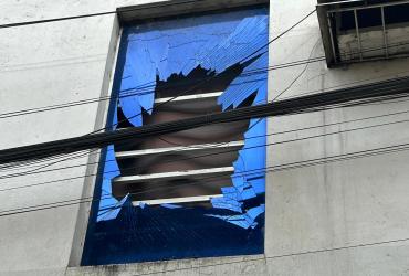 La infraestructura quedó con daños en las ventanas.