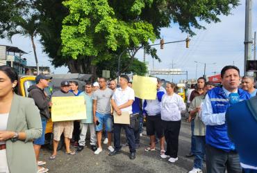 Un grupo de tricimoteros realizó un plantón este 23 de junio.