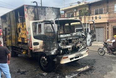 En Pascuales, un camión de cerveza fue incendiado.