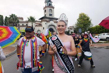 Participantes del Desfile del Orgullo LGBTI en Loja, con vestuarios coloridos, recorrieron el centro de la ciudad bajo la lluvia para exigir respeto e inclusión.