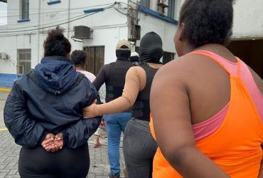 La Policía detuvo a algunas mujeres para investigación.