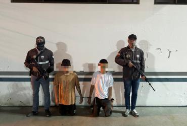 Los menores fueron detenidos mientras intentaban ocultarse cerca de un parque.