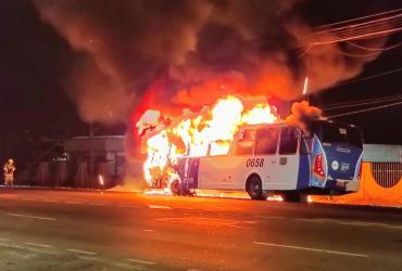 Tras la colisión de una moto contra un bus, un hombre falleció.