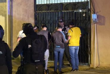 El hombre quedó sin vida en el patio del inmueble.