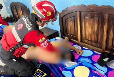 Cayambe - muerto en motel - bomberos Cayambe