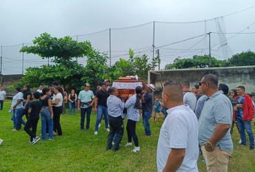 El ataúd donde estaba ‘Garrincha’ fue colocado junto al arco del barrio donde celebró muchos goles.