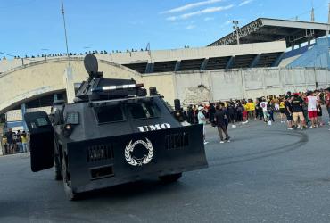 Miembros de la Policía Nacional y Fuerzas Armadas resguardan los alrededores del estadio Jocay, horas antes del duelo entre Delfín y Barcelona.