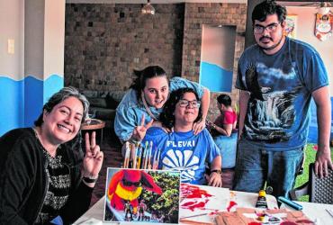 Las psicoanalistas Blanca Nájera y María Beatriz Paredes escuchan a los jóvenes que forman parte de Atrios.