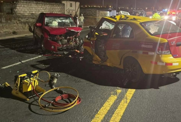 Unidades de rescate trabajaron durante la madrugada para atender el siniestro en Cunchibamba, norte de Ambato.
