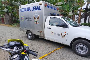La víctima quedó tendida en la calzada junto a la motocicleta en la que viajaban.