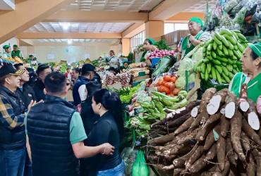 Controles en mercados durante el parto nacional en Ecuador