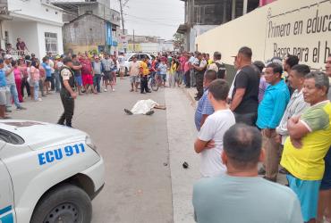 Los moradores del sector prestaron una sábana para tapar al muerto hasta el levantamiento del cadáver.