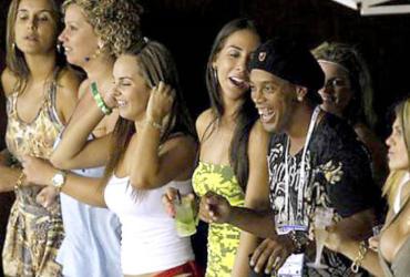 De vuelos espaciales a fiestas con permiso: los contratos más insólitos en el fútbol