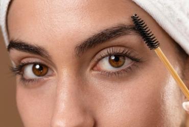 Aceite de ricino para fortalecer pestañas y cejas.