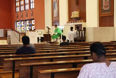 Pese a la inseguridad, feligreses aún acuden a iglesias ubicadas en zonas conflictivas, pero solo hasta ciertos horarios.