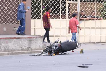 Piezas de la moto quedaron esparcidas en ese tramo de la avenida