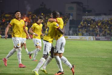 Janner Corozo y Joao Rojas festejando en el estadio Nueve de Mayo de Machala.