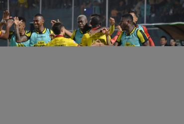 Barcelona celebrando el 2-1 ante Orense en el estadio Nueve de Mayo de Machala.