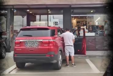 Hombre orina en gasolinera