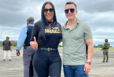 La prefecta de Esmeraldas, Roberta Zambrano, junto al presidente Daniel Noboa.