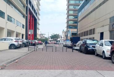 Vallas fueron retiradas cerca de un centro comercial.