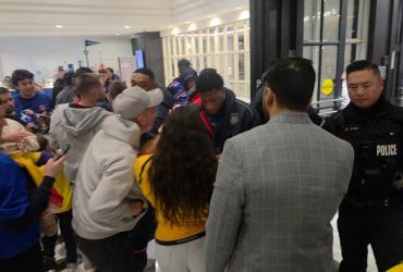 Gonzalo Plata a la salida del Novotel de Toronto firmando autografos a los hinchas.