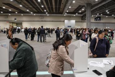 Muchos migrantes ejercen su derecho al voto en Madrid, España.