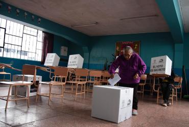 Adulta mayor votando