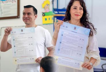 Daniel Noboa y Luisa González mostraron a los presentes su papeleta electoral.