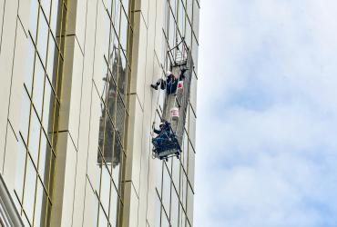 obreros suspendidos en edificio La Previsora