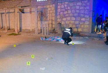 La policía realizó las pericias en la escena del crimen en el barrio Vinicio Yagual Dos de José Luis Tamayo