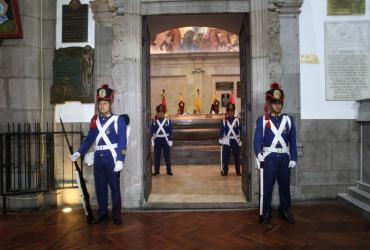 Este es el mausoleo en Quito donde descansan los restos de Antonio José de Sucre.